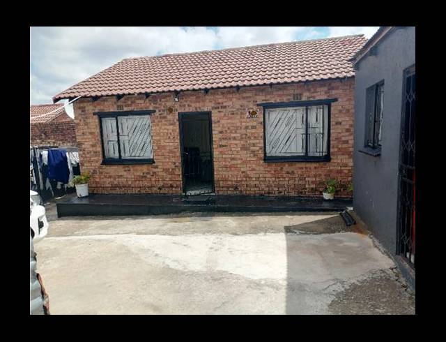 11 BEDROOM HOUSE FOR SALE IN ISIPHETWENI